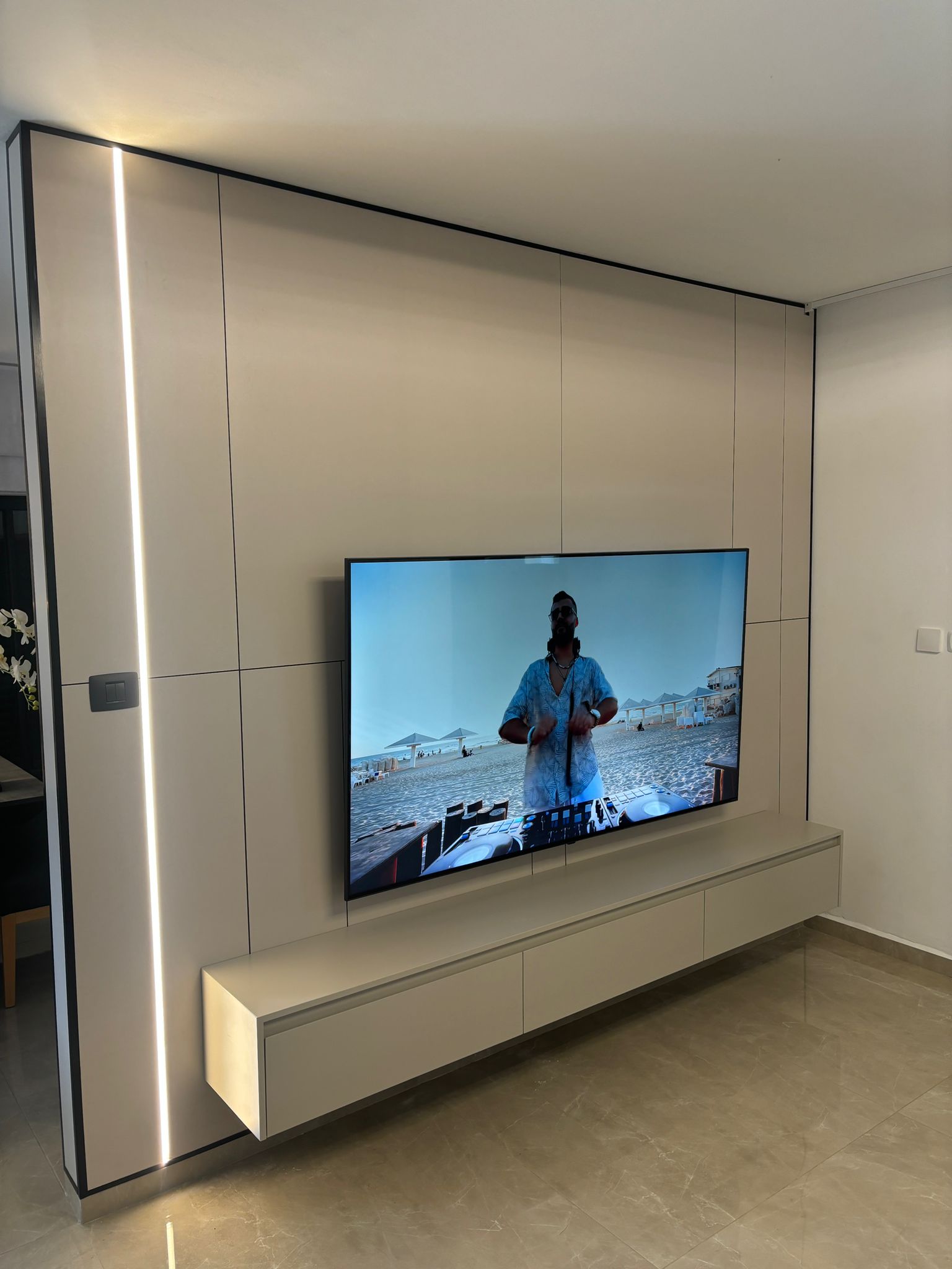 מזנון "אלגנט" מעוצב – רוחב 2.40 מ' בגימור צביעה בתנור