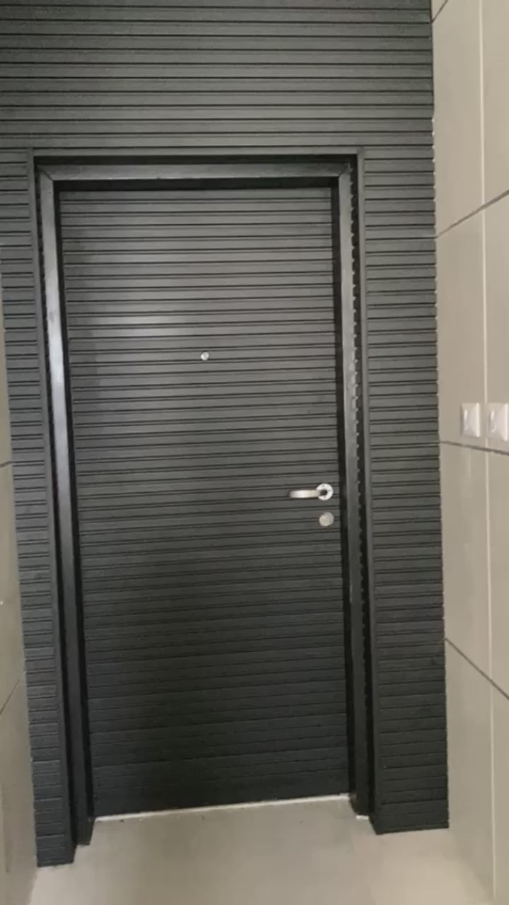 חיפוי דלת  בסרגלי פולימר בגוון שחור
